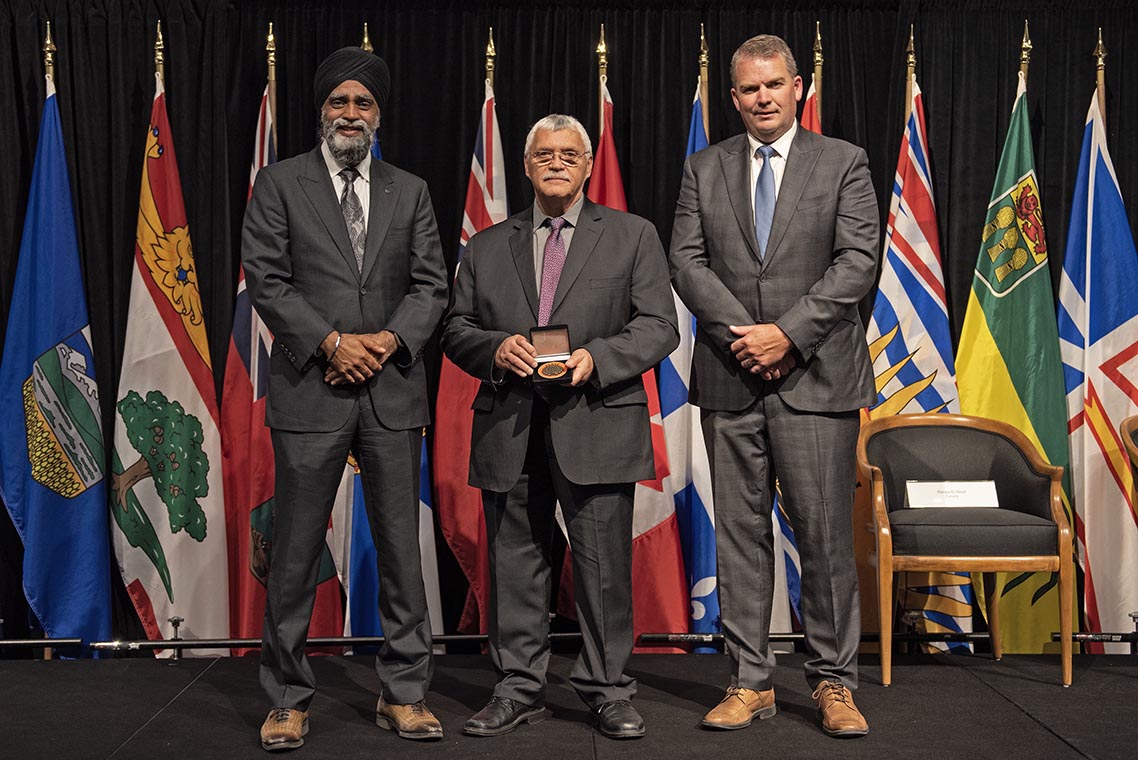 The Honourable Harjit S. Sajjan, President of the King's Privy Council for Canada and Minister of Emergency Preparedness (far left) and Minister responsible for the Pacific Economic Development Agency of Canada, and the Honourable Bloyce Thompson, Deputy Premier, Minister of Justice and Public Safety and Attorney General for Prince Edward Island (far right) are pictured with the 2022 award recipient of the Emergency Management Exemplary Service Award for the Search and Rescue Volunteers category.