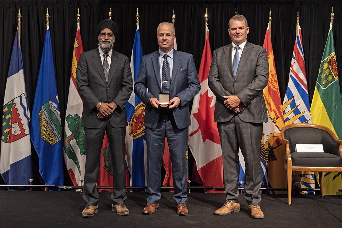 The Honourable Harjit S. Sajjan, President of the King's Privy Council for Canada and Minister of Emergency Preparedness (far left) and Minister responsible for the Pacific Economic Development Agency of Canada, and the Honourable Bloyce Thompson, Deputy Premier, Minister of Justice and Public Safety and Attorney General for Prince Edward Island (far right) are pictured with the 2022 award recipient of the Emergency Management Exemplary Service Award for the Search and Rescue Volunteers category.